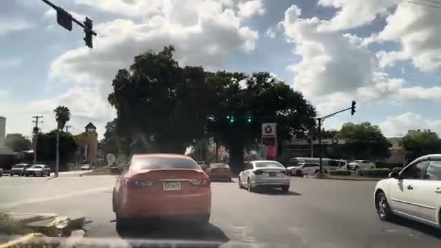 Ejemplo de la vista de una cámara frontal desde un vehículo en la calle
